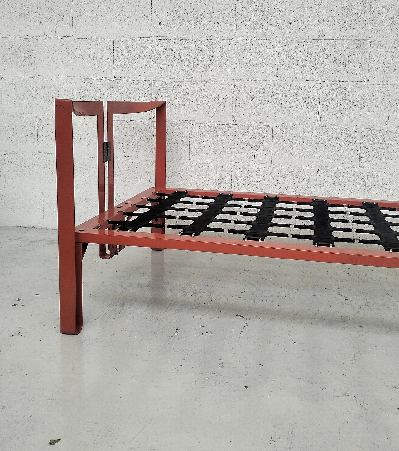 Red metal Vanessa bed by Tobia Scarpa for Gavina, 1970s 3