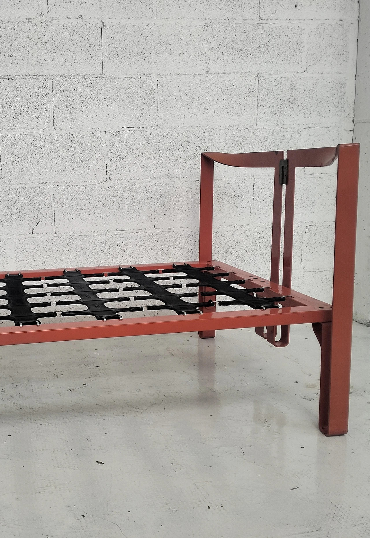 Red metal Vanessa bed by Tobia Scarpa for Gavina, 1970s 4