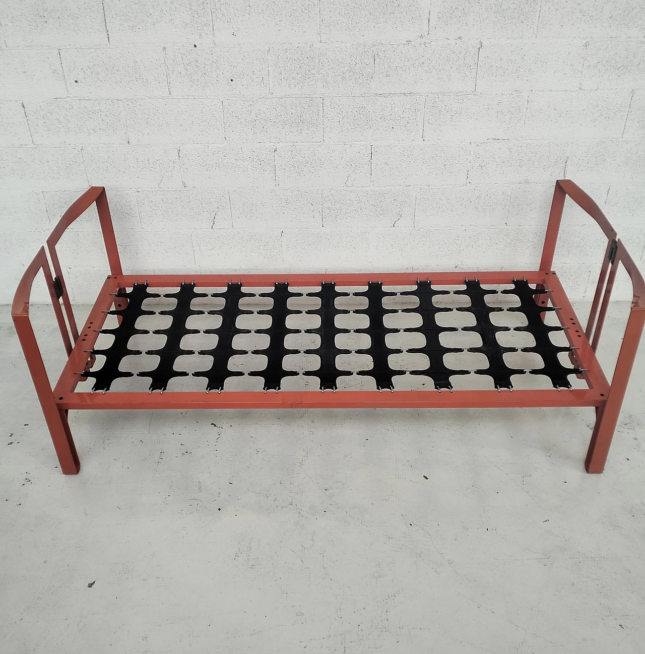 Red metal Vanessa bed by Tobia Scarpa for Gavina, 1970s 6