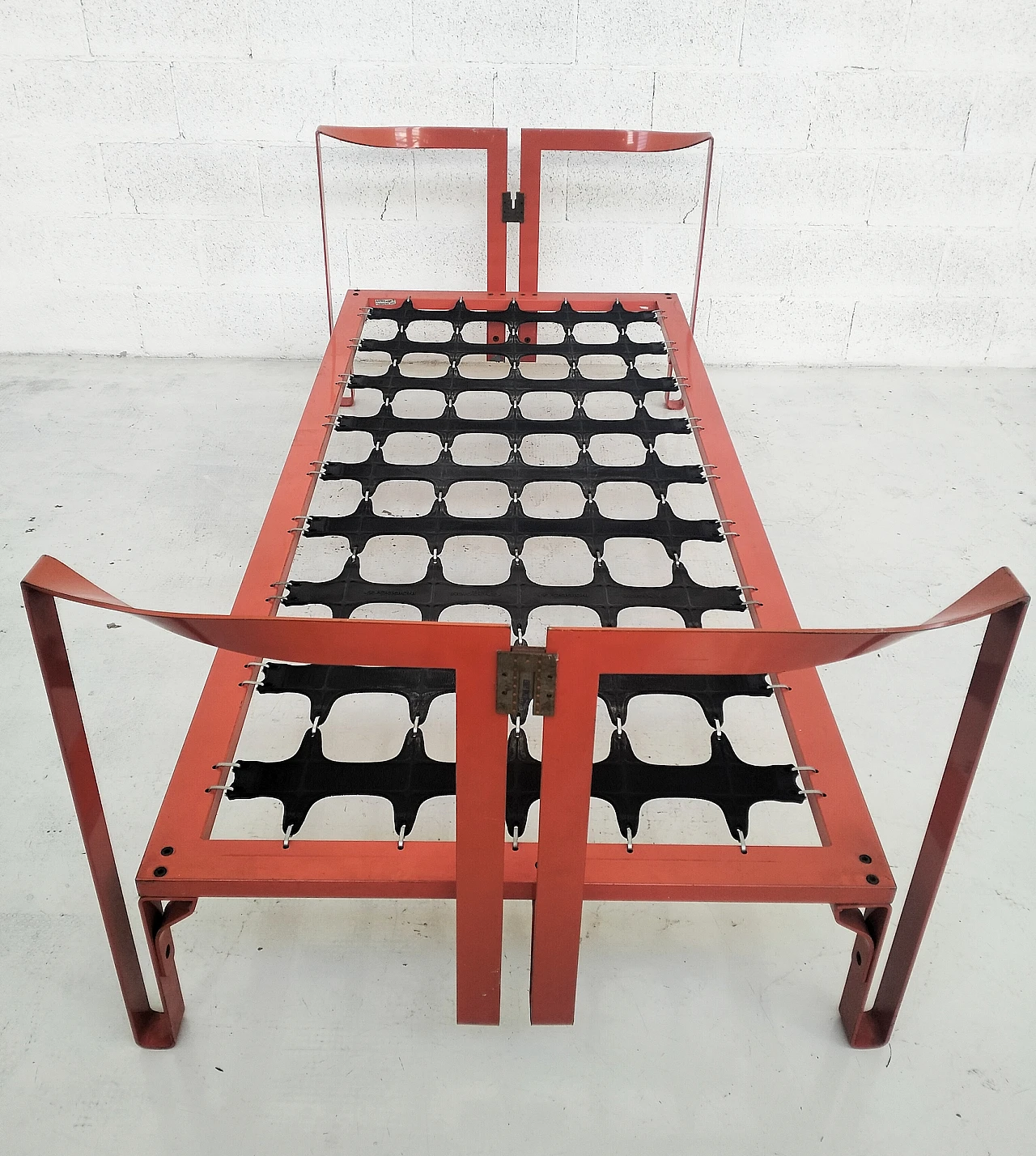 Red metal Vanessa bed by Tobia Scarpa for Gavina, 1970s 12