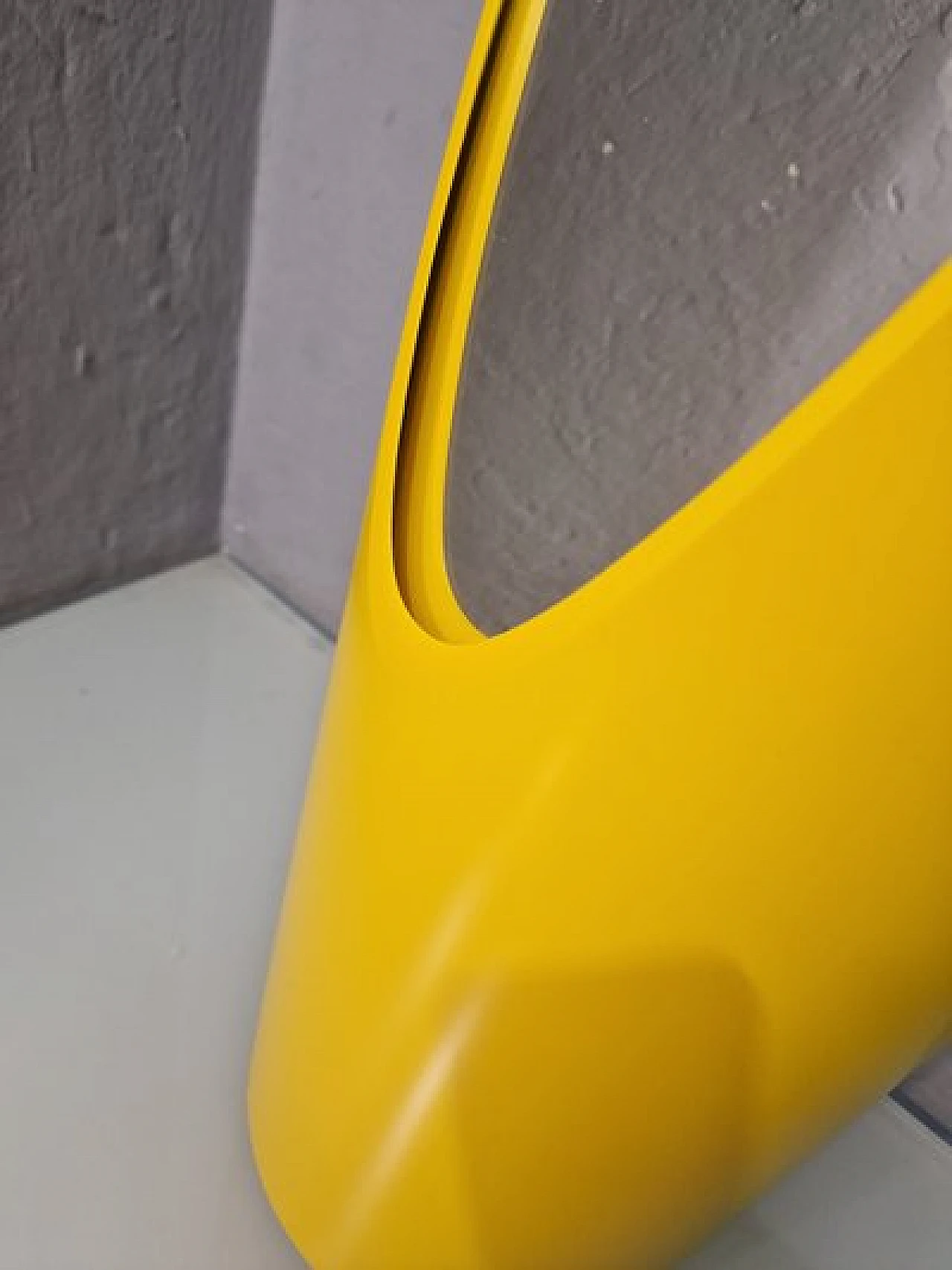 Specchio da terra Unghia con struttura in pvc giallo, anni 2000 5