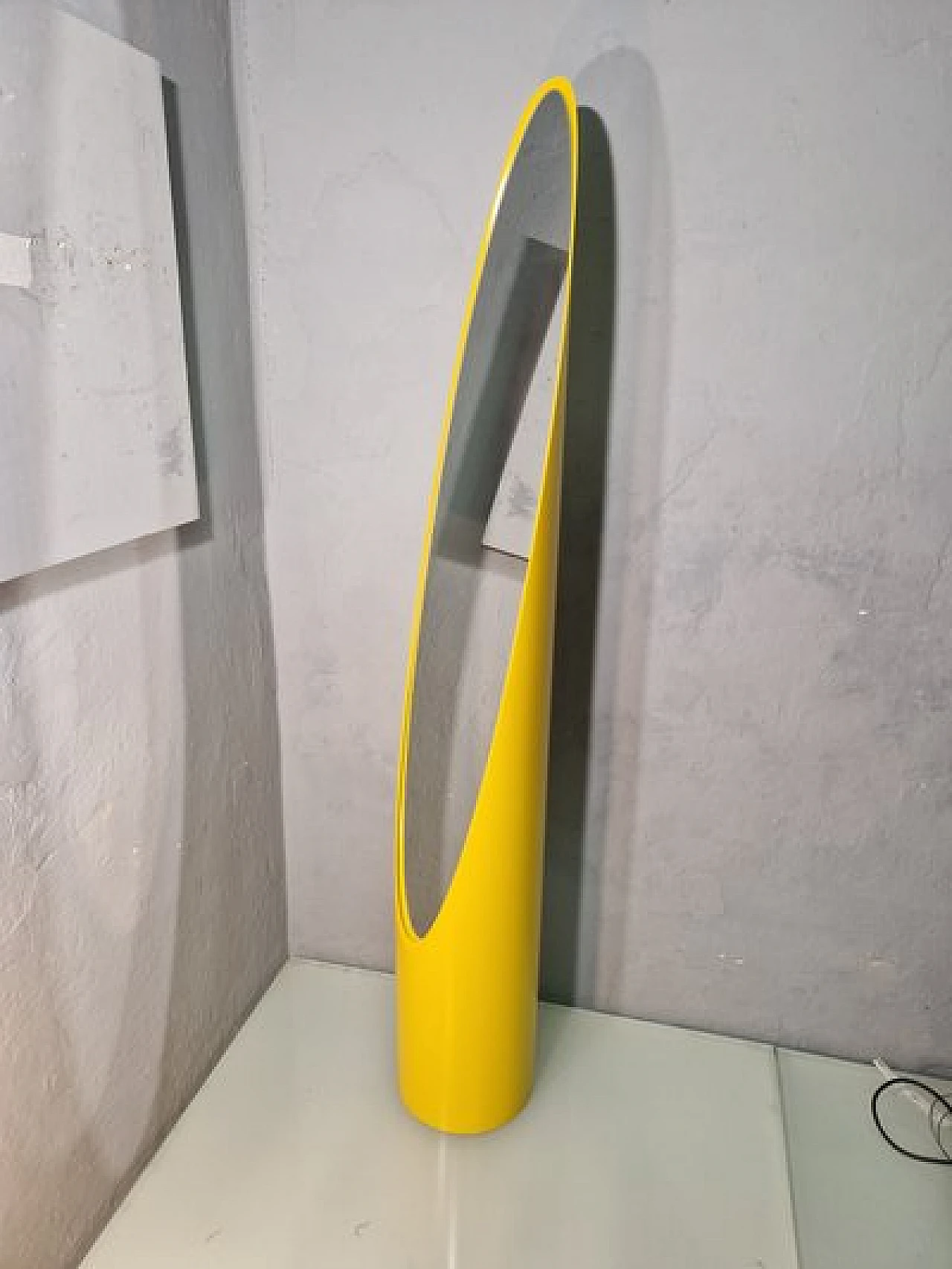 Specchio da terra Unghia con struttura in pvc giallo, anni 2000 6