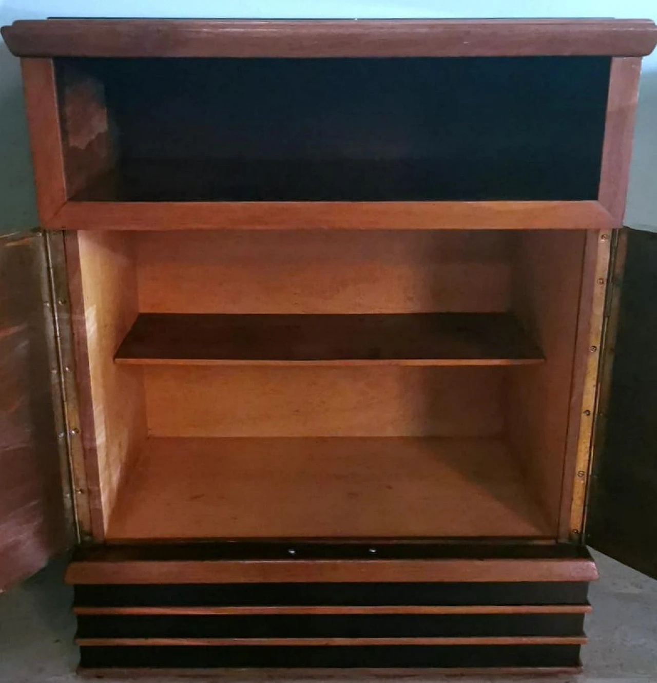 Pair of Art Deco bedside tables in walnut with black glass top, 1930s 17