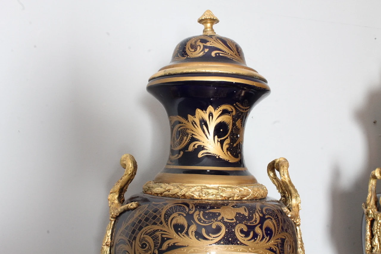 Coppia di vasi in porcellana Sevres con bronzi, inizio '900 4