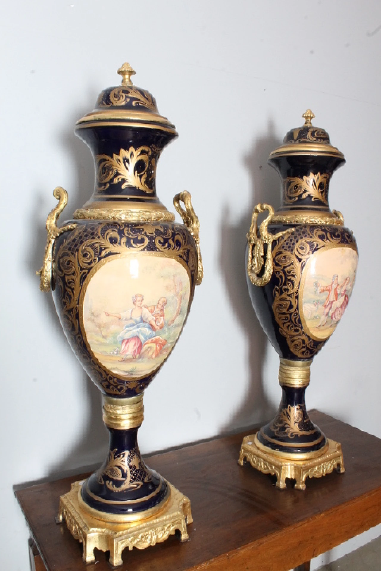 Coppia di vasi in porcellana Sevres con bronzi, inizio '900 8