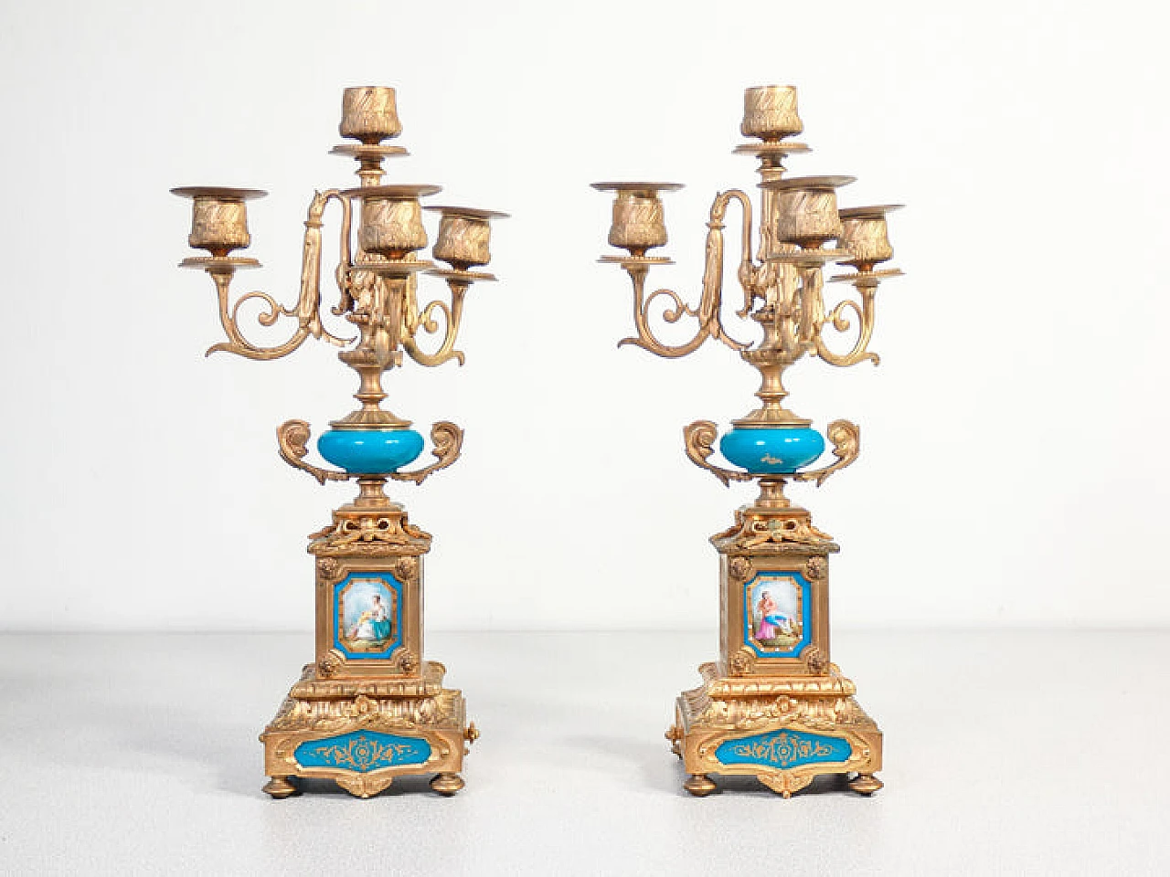 Coppia di candelabri stile Luigi XVI in metallo e ceramica, '800 1