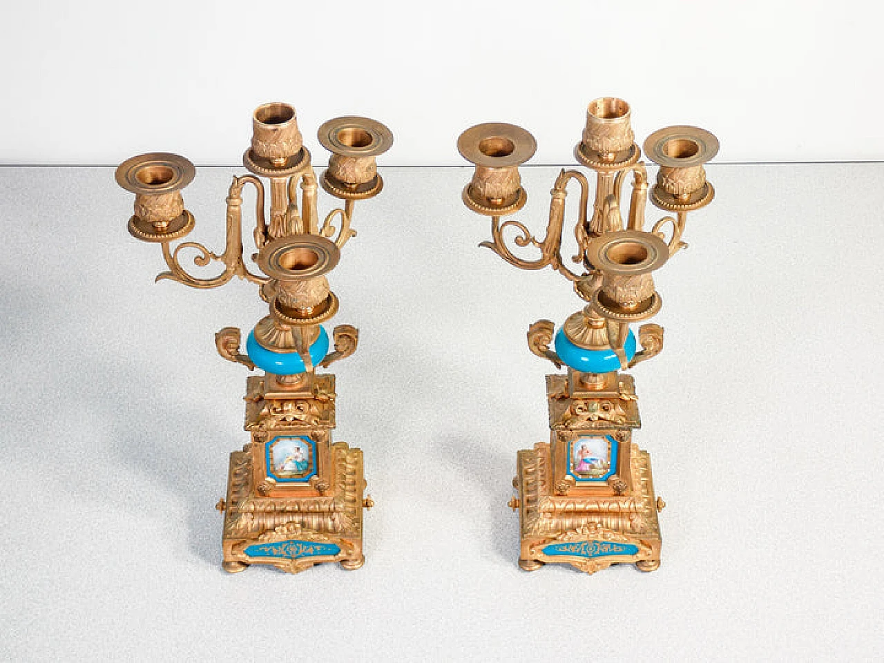 Coppia di candelabri stile Luigi XVI in metallo e ceramica, '800 4