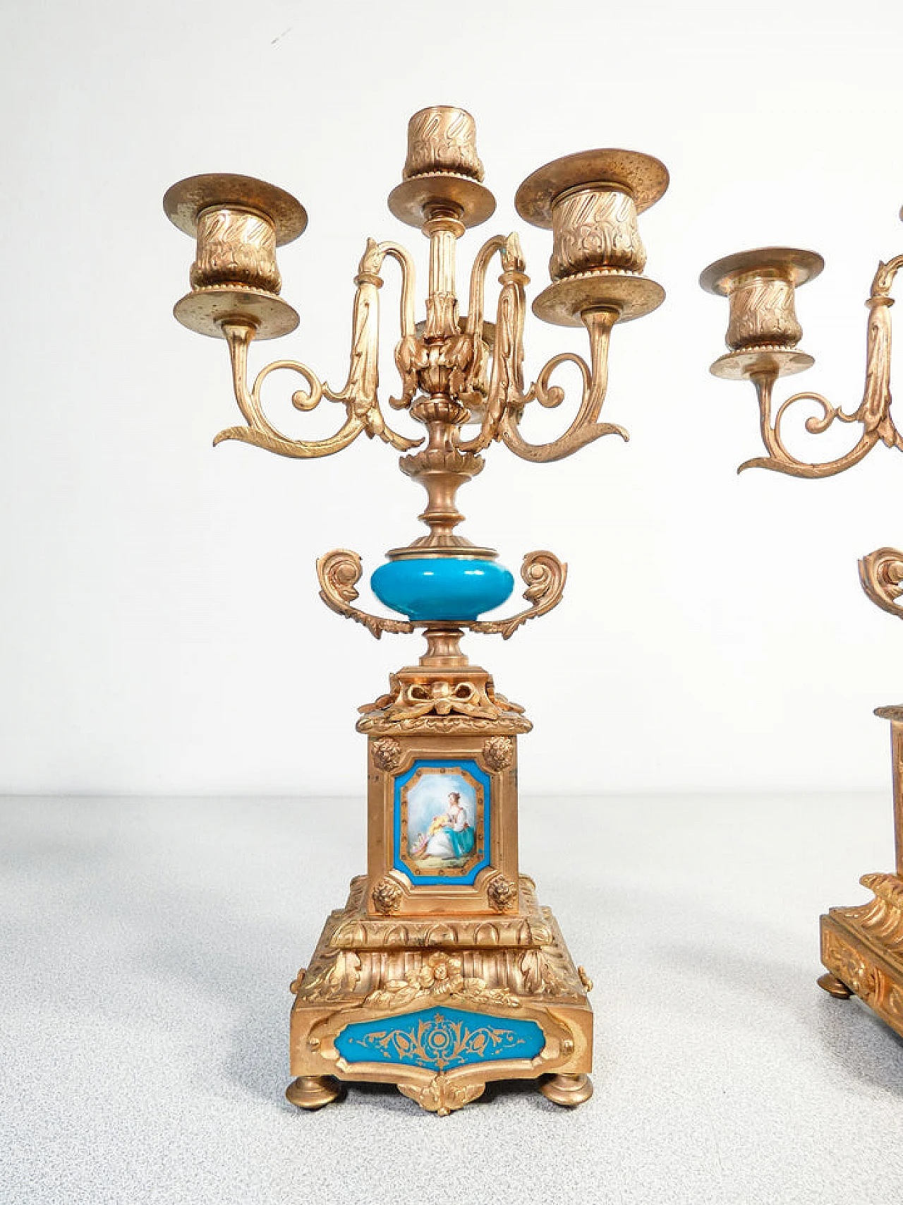 Coppia di candelabri stile Luigi XVI in metallo e ceramica, '800 6