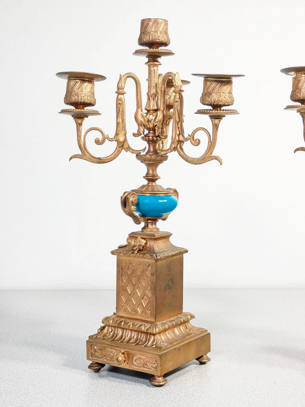 Coppia di candelabri stile Luigi XVI in metallo e ceramica, '800 9