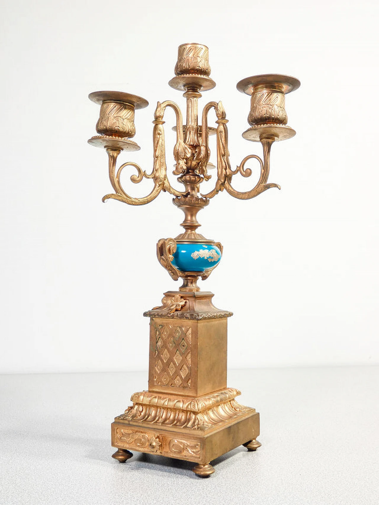 Coppia di candelabri stile Luigi XVI in metallo e ceramica, '800 13