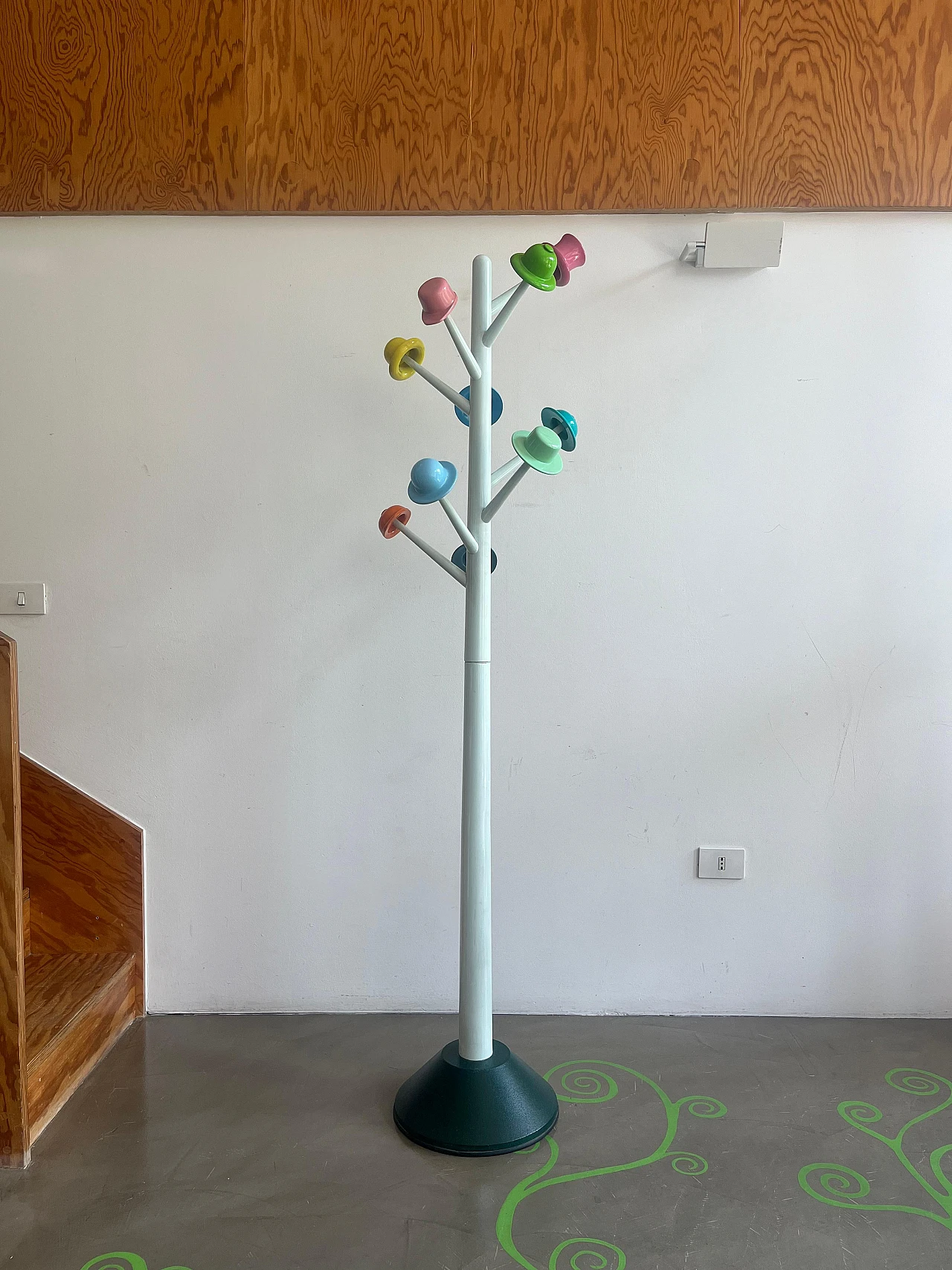 Appendiabiti L'albero dei Cappelli di U. Nespolo per Origlia, anni '80 3