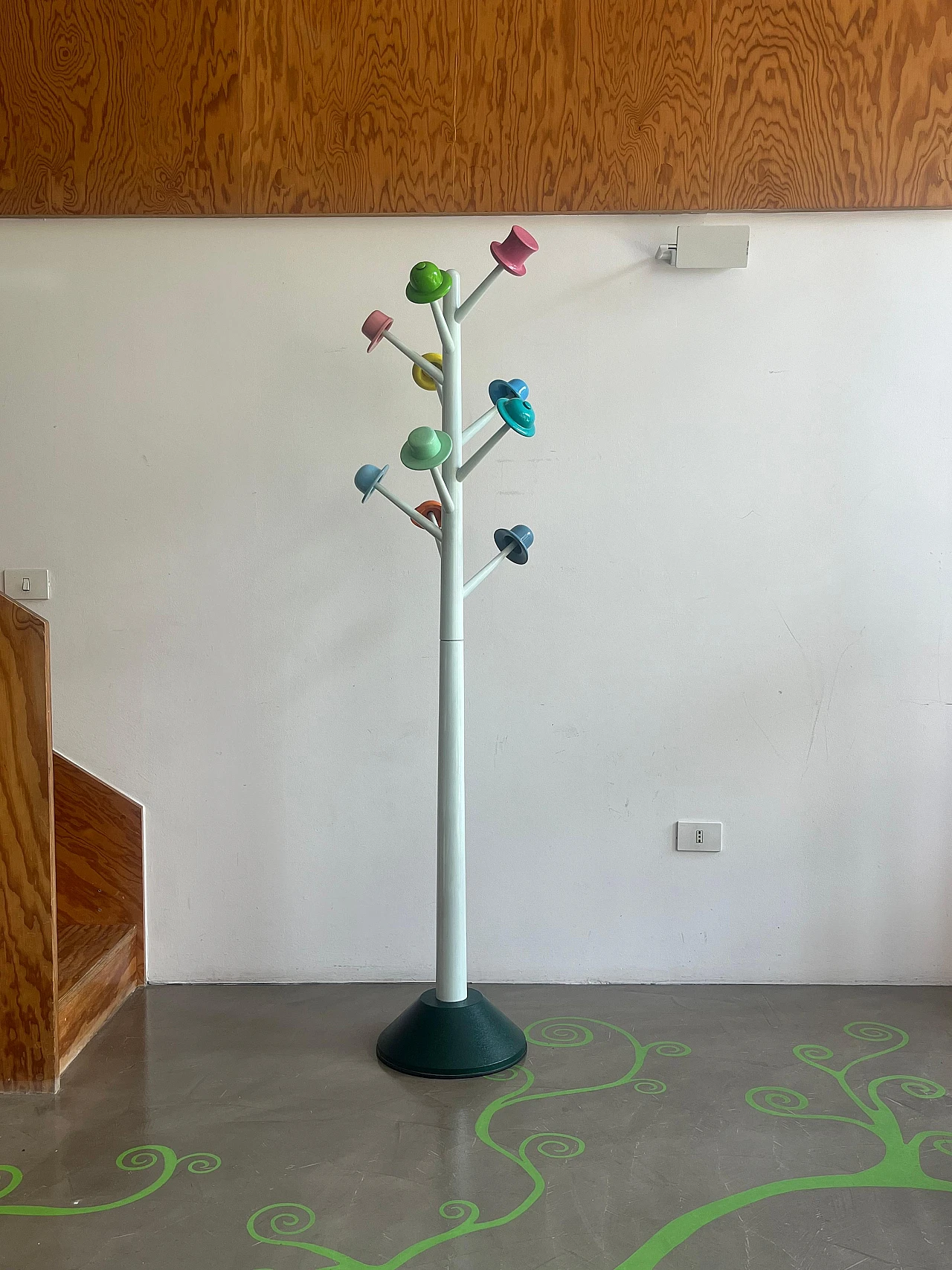 Appendiabiti L'albero dei Cappelli di U. Nespolo per Origlia, anni '80 6