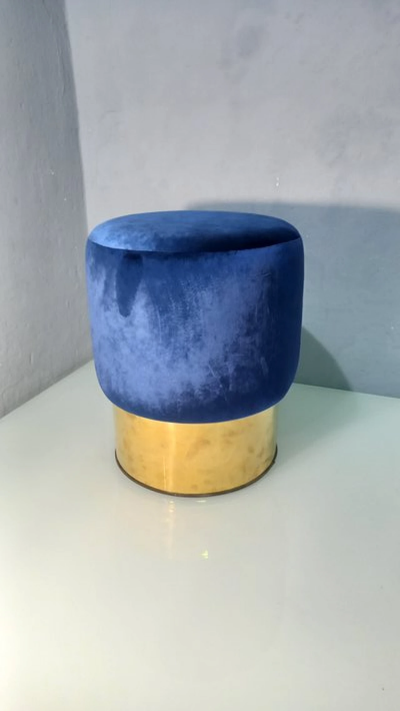 Pouf in ottone e velluto blu 1