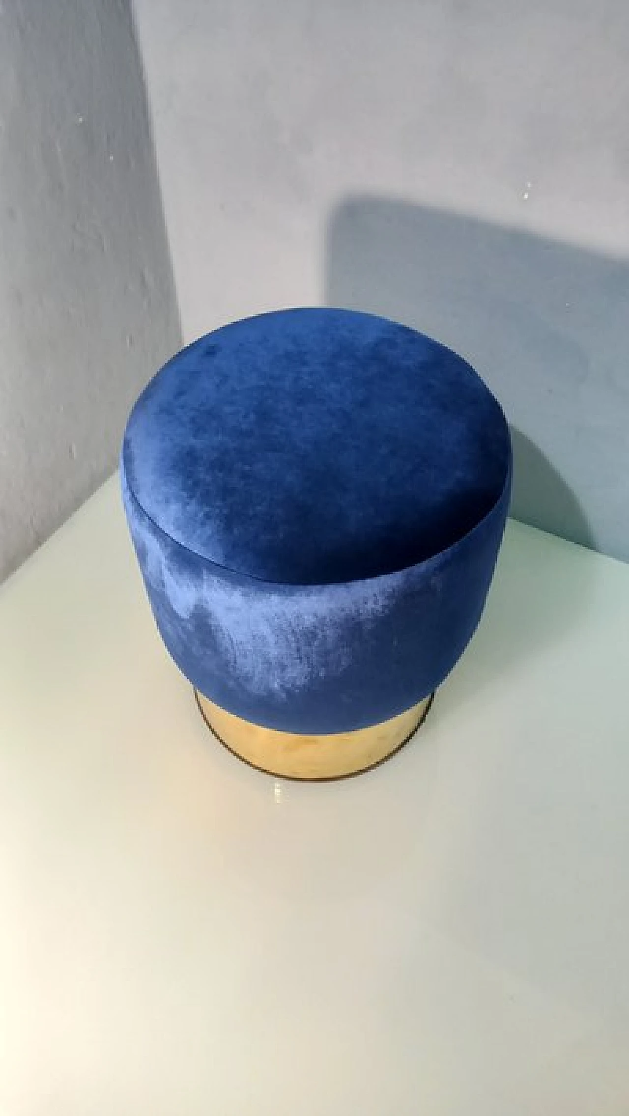 Pouf in ottone e velluto blu 2