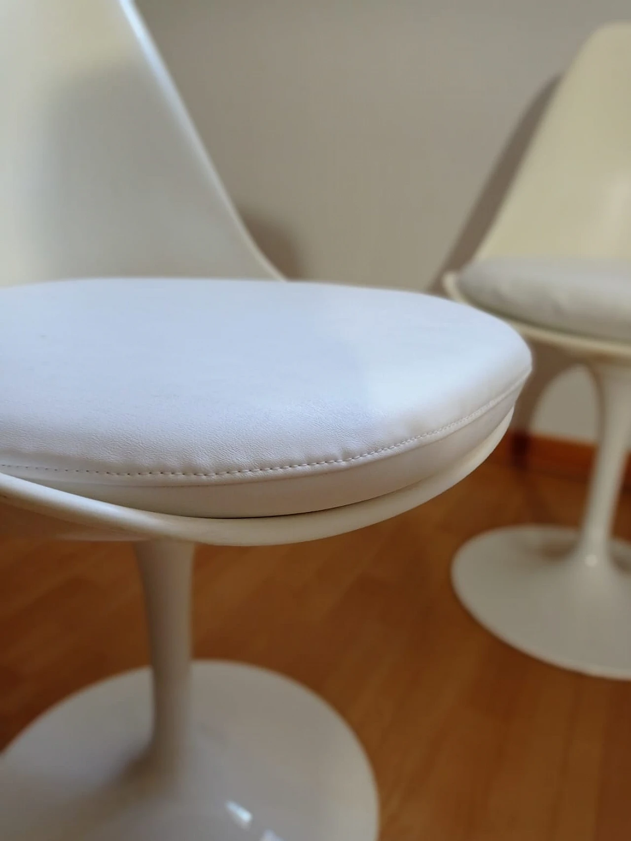 4 White Tulip 769-S chairs by Eero Saarinen for Alivar, 1980s 5