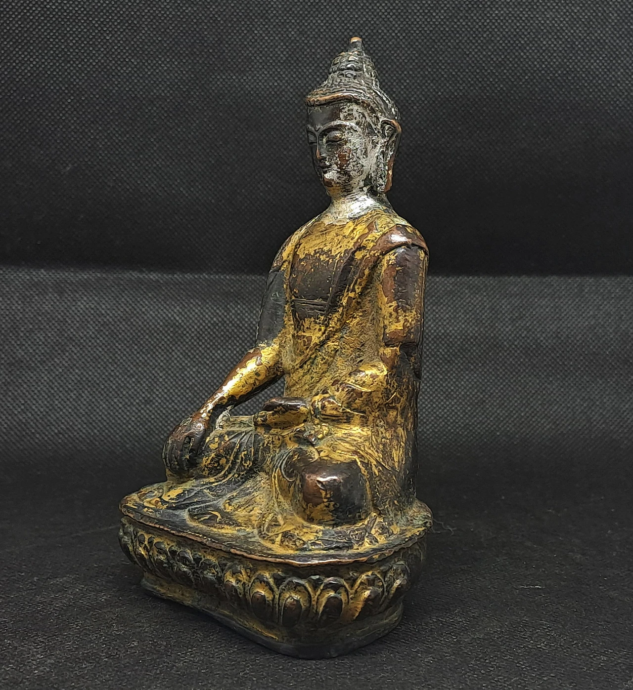 Bronze sculpture of Buddha Sakyamuni on flower-shaped base 7