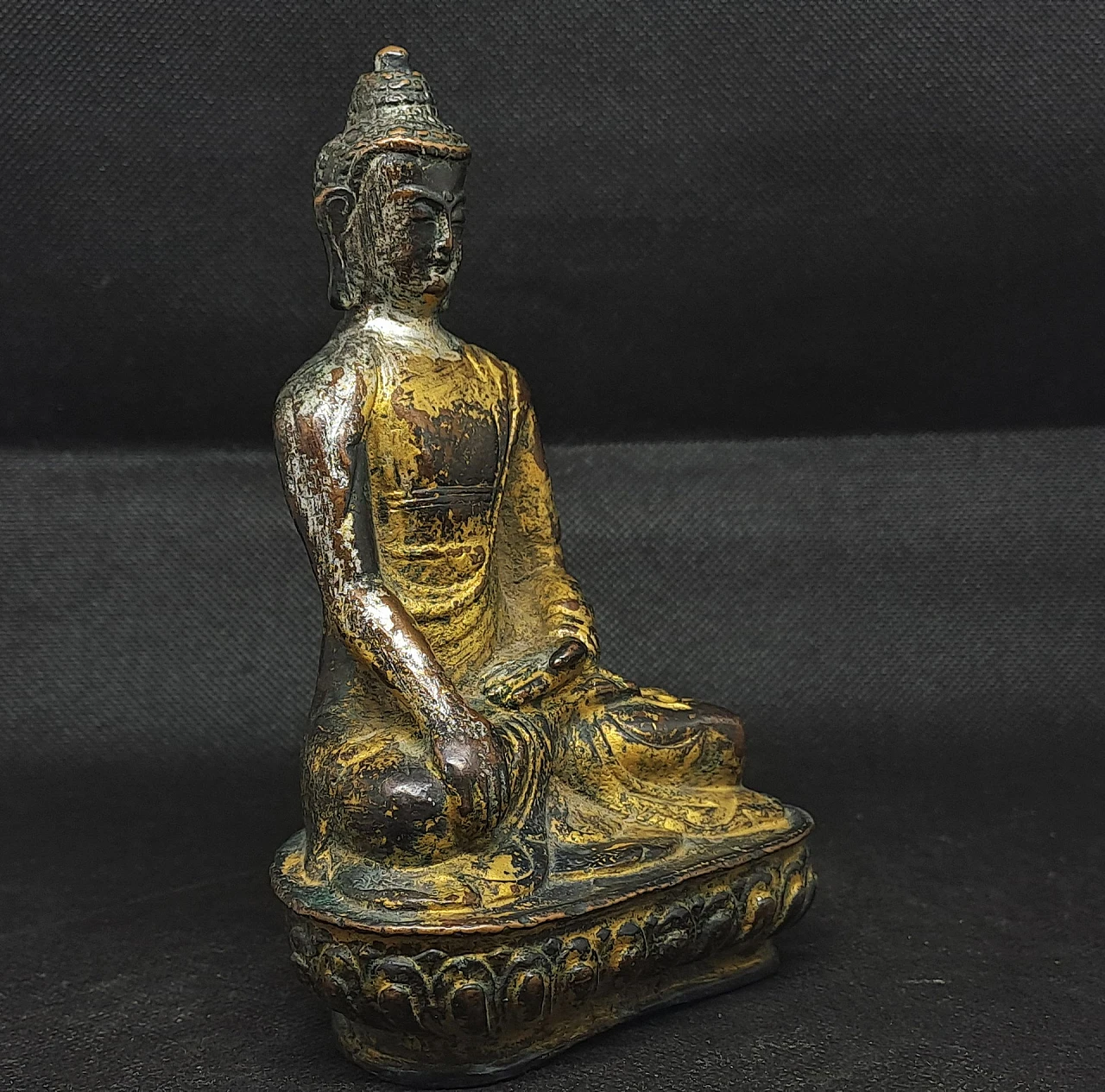 Bronze sculpture of Buddha Sakyamuni on flower-shaped base 8