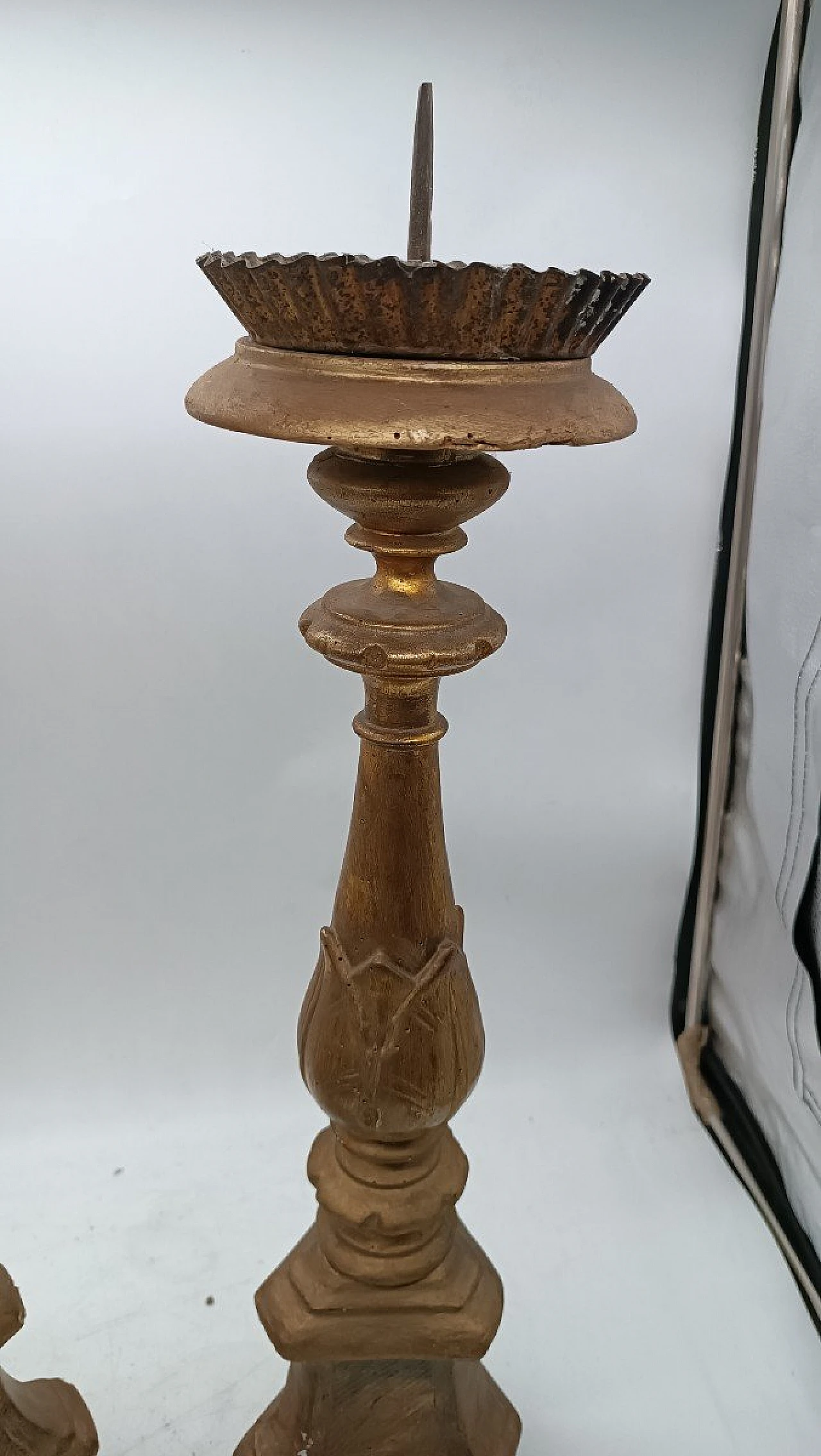 Pair of gilded wood candlesticks, early 19th century 7