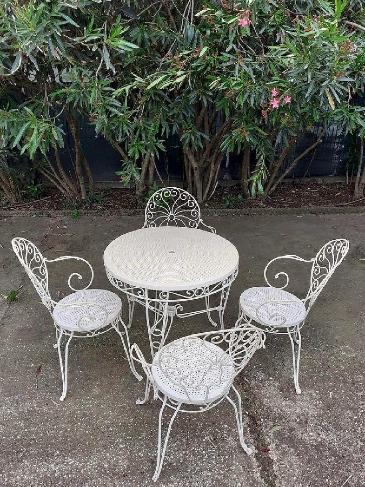 4 Iron chairs and table, 1970s 3