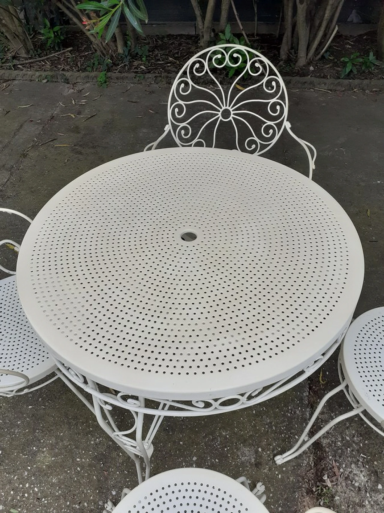 4 Iron chairs and table, 1970s 6