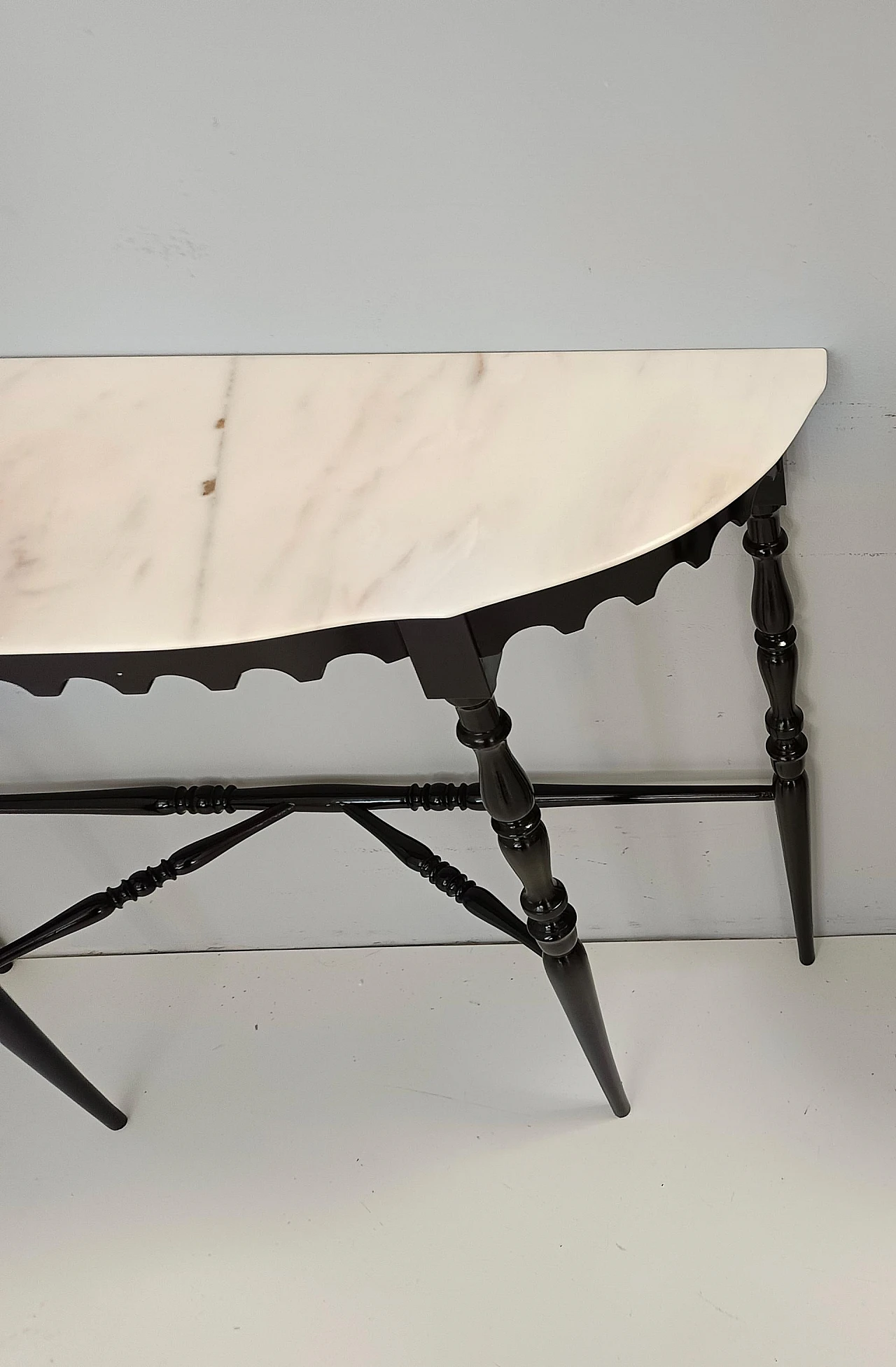 Consolle in faggio nero laccato e piano in marmo bianco, anni '50 7