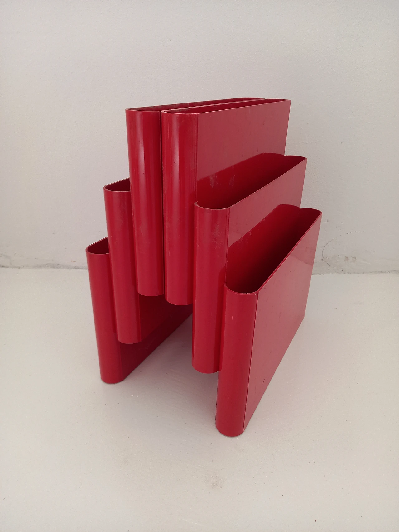 Magazine rack 4675 red by Giotto Stoppino for Kartell, 1970s 1