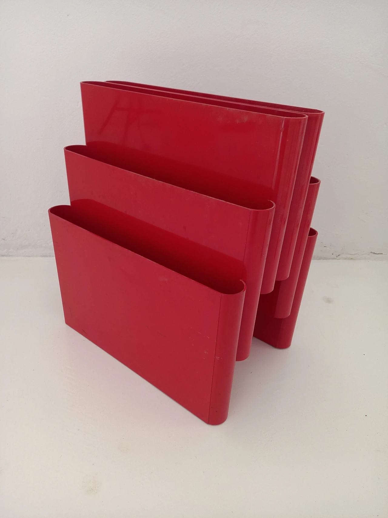 Magazine rack 4675 red by Giotto Stoppino for Kartell, 1970s 3