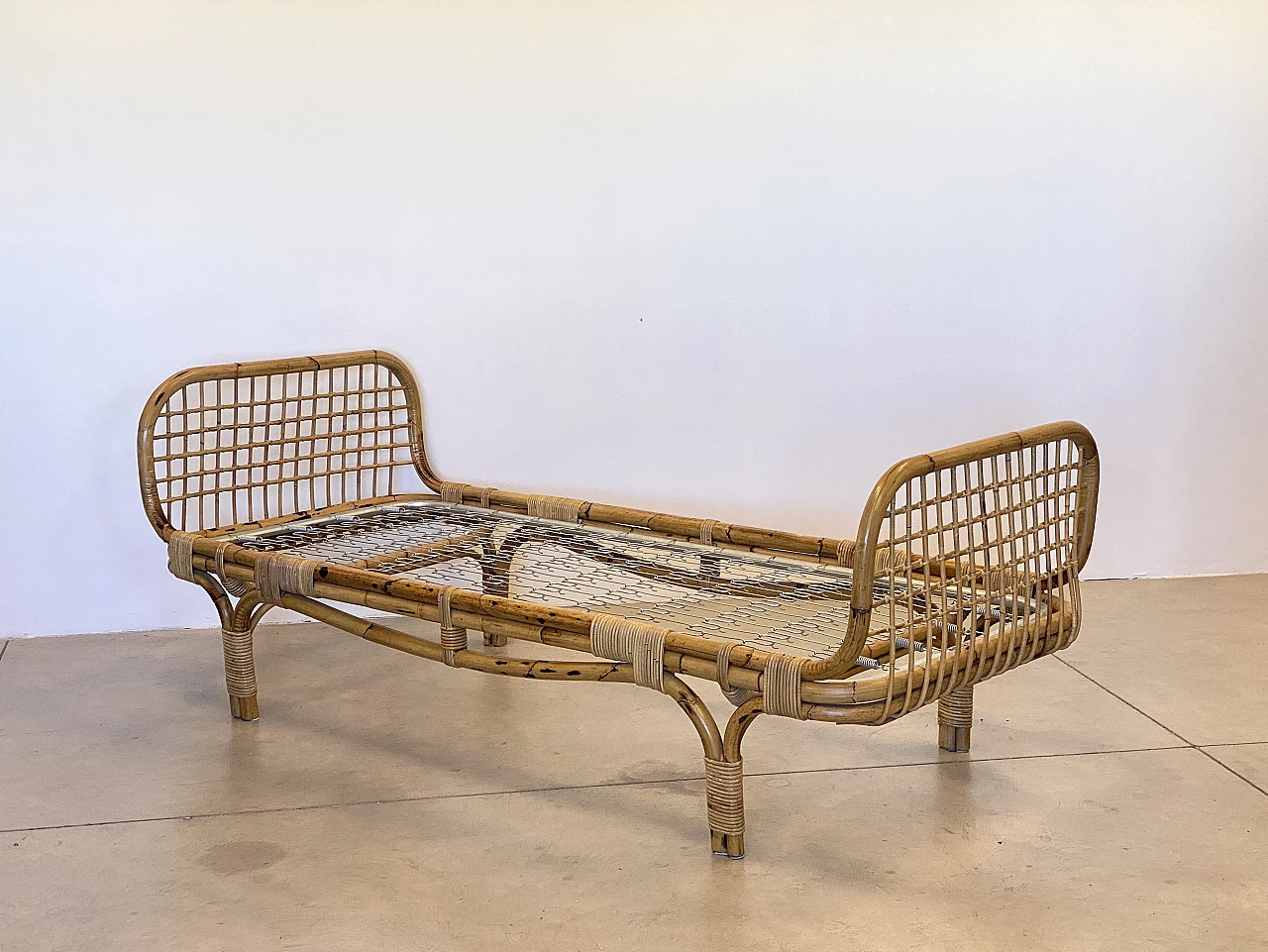 Pair of bamboo daybeds in the style of Tito Agnoli, 1970s 8