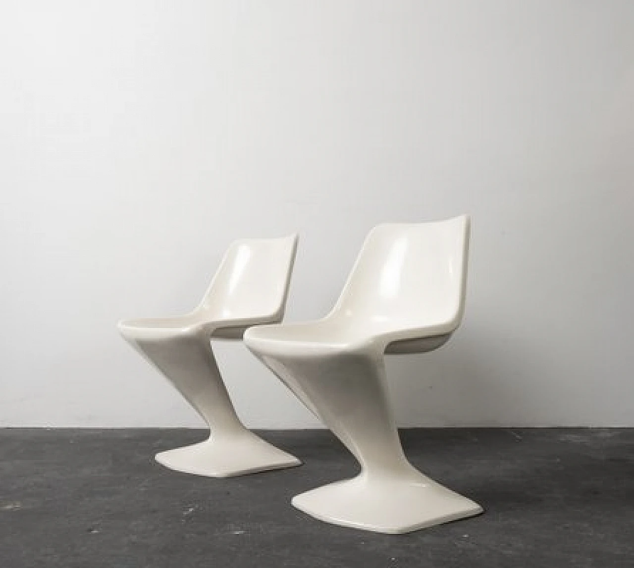 Pair of white fibreglass chairs, 1960s 9