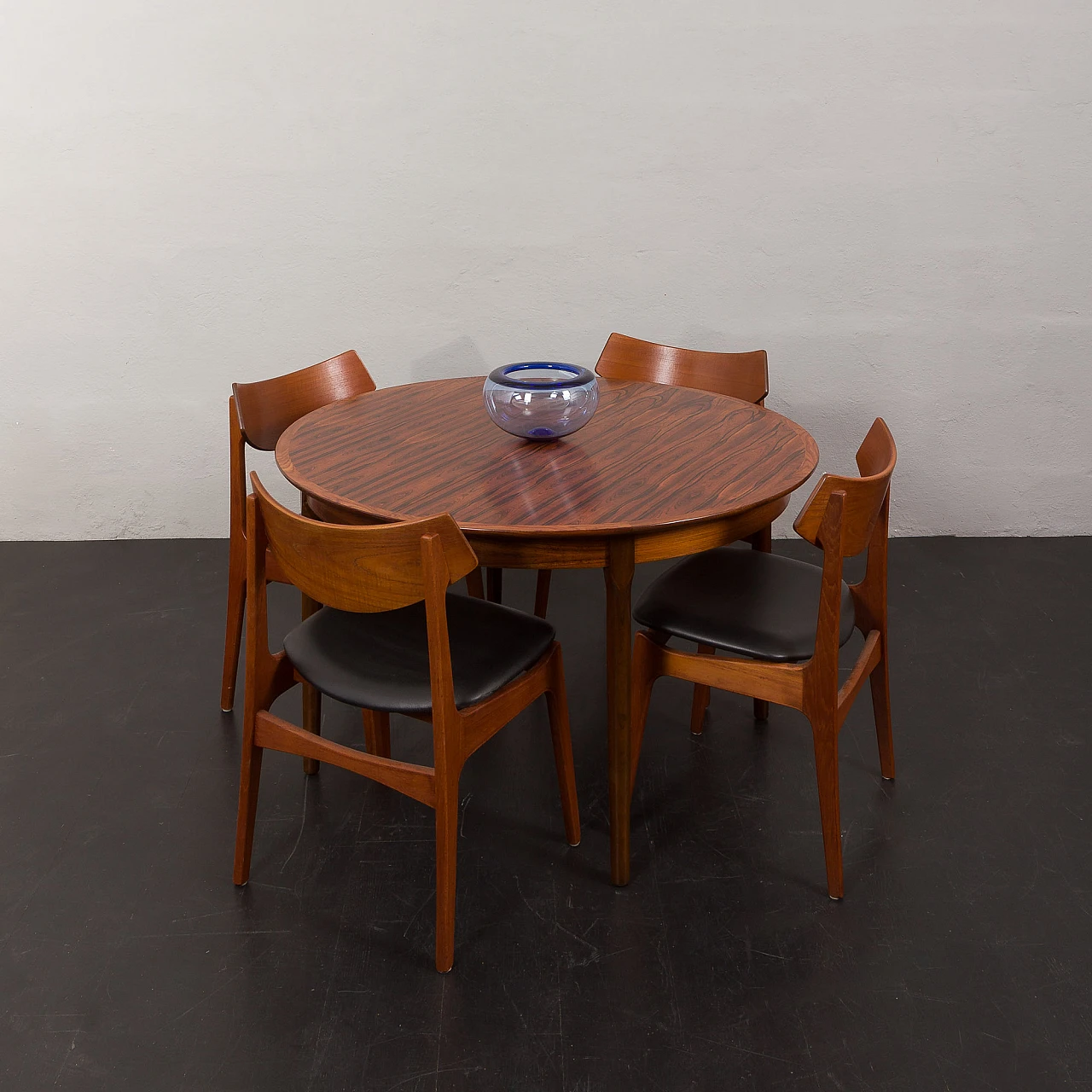 Danish round extendable rosewood veneered table, 1960s 3