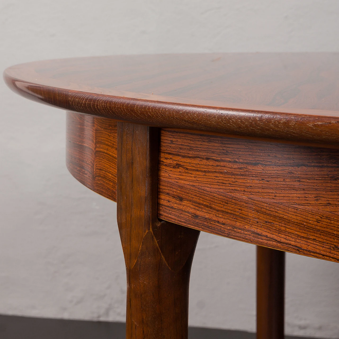 Danish round extendable rosewood veneered table, 1960s 10