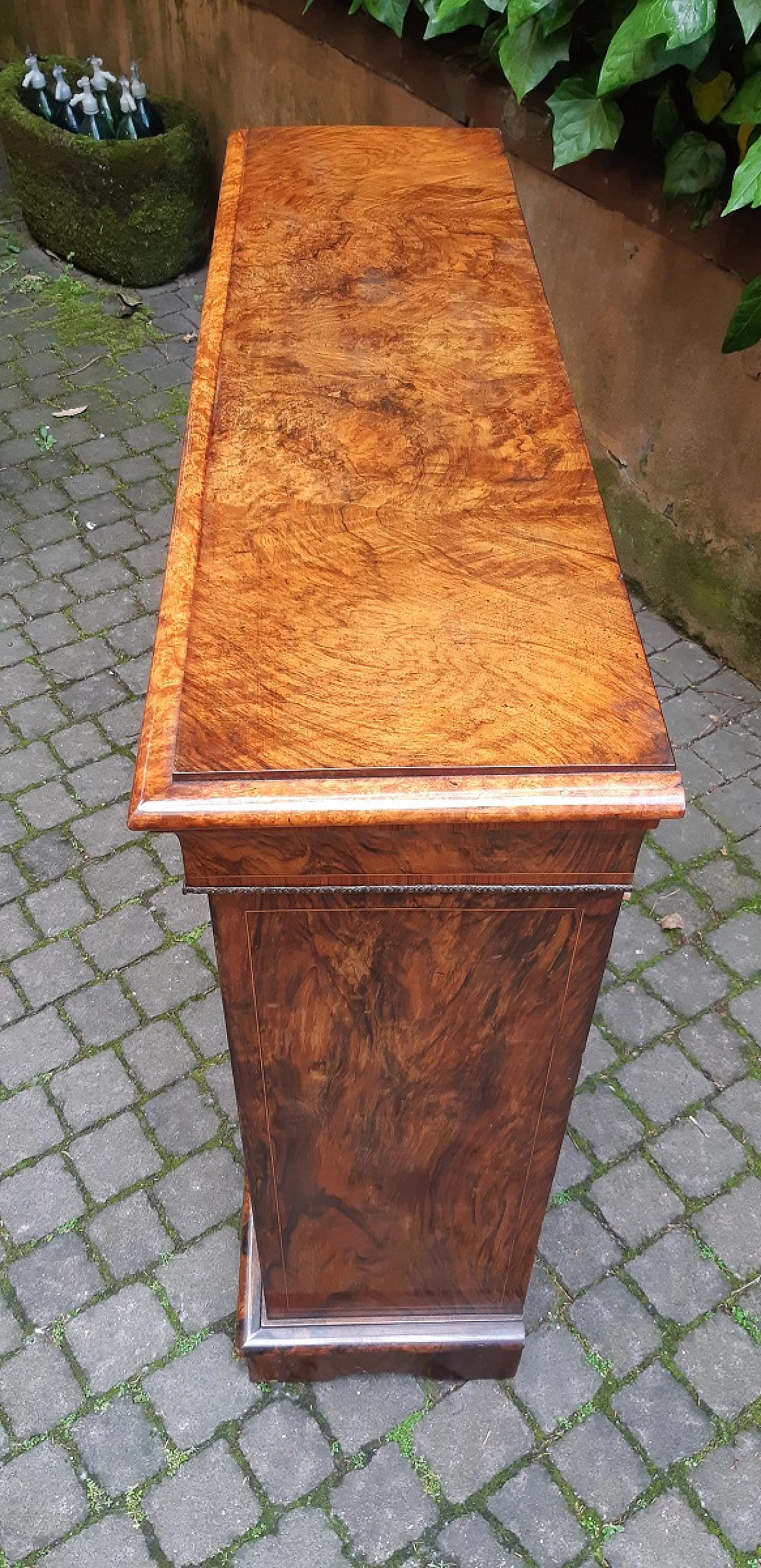 Napoleon III walnut-root display cabinet, late 19th century 4