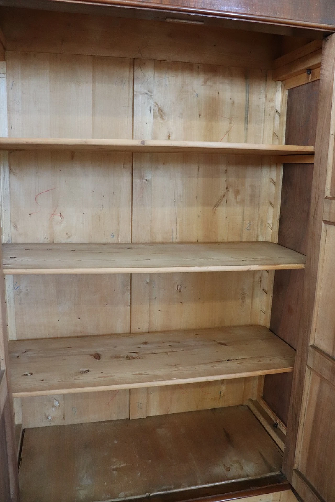 Four-door wardrobe in solid walnut, second half of the 19th century 10