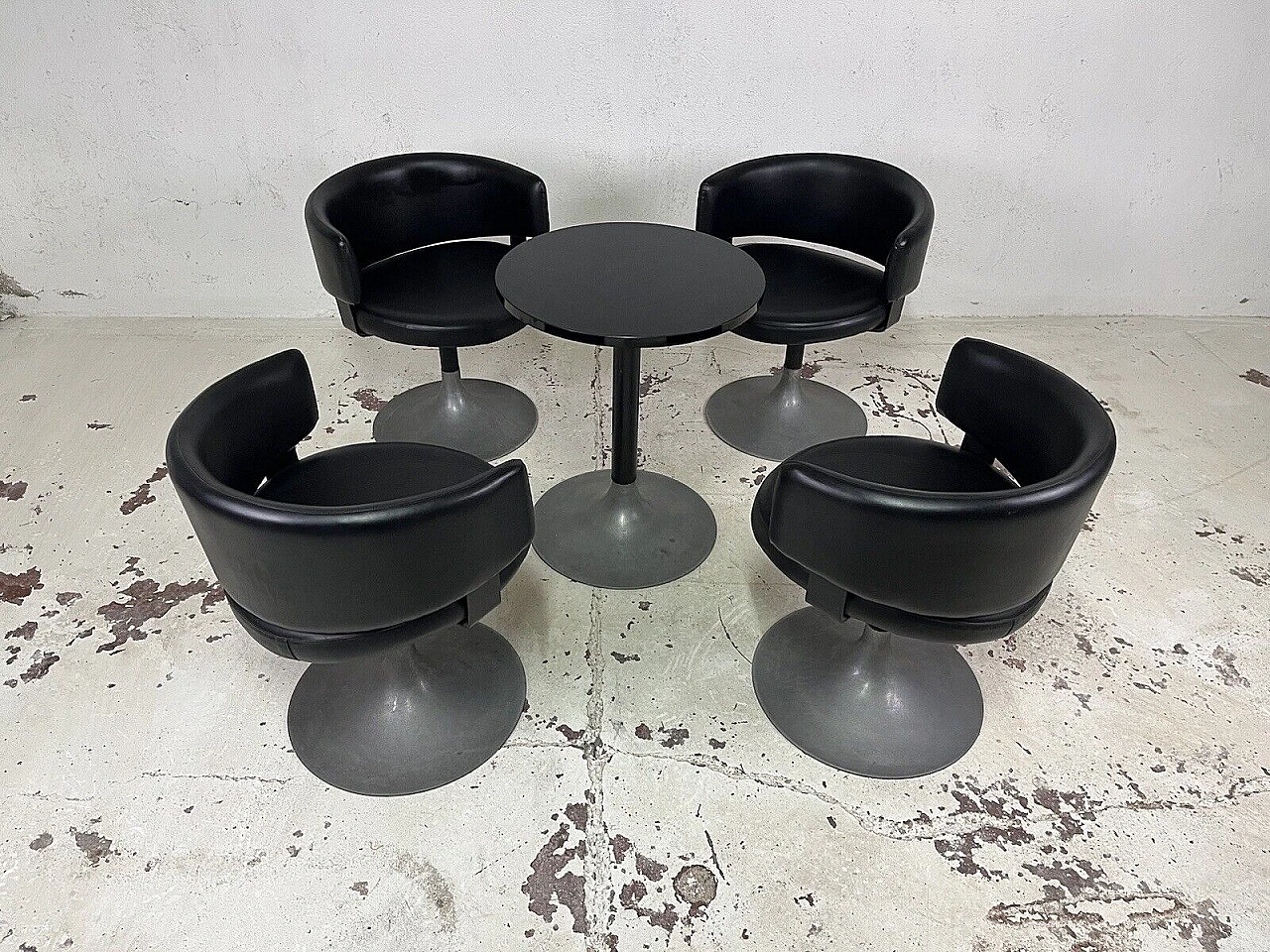 4 Space Age armchairs and side table in vinyl and metal, 1960s 1