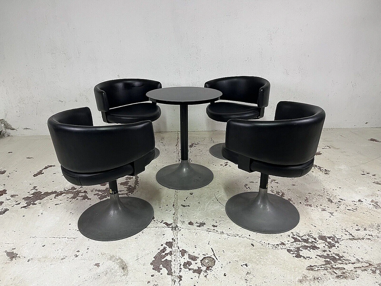 4 Space Age armchairs and side table in vinyl and metal, 1960s 2