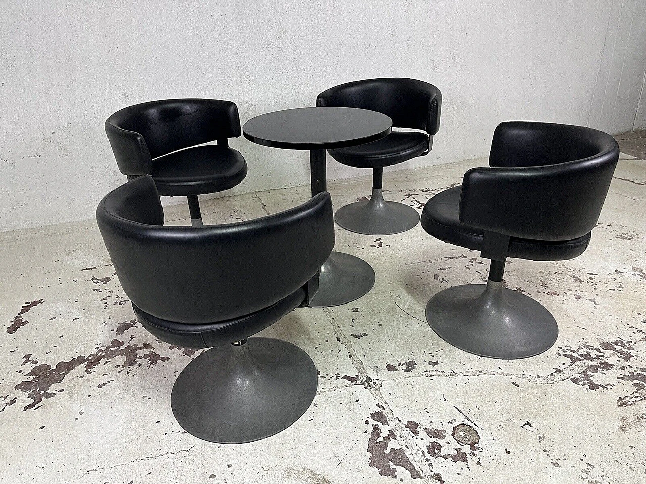 4 Space Age armchairs and side table in vinyl and metal, 1960s 3