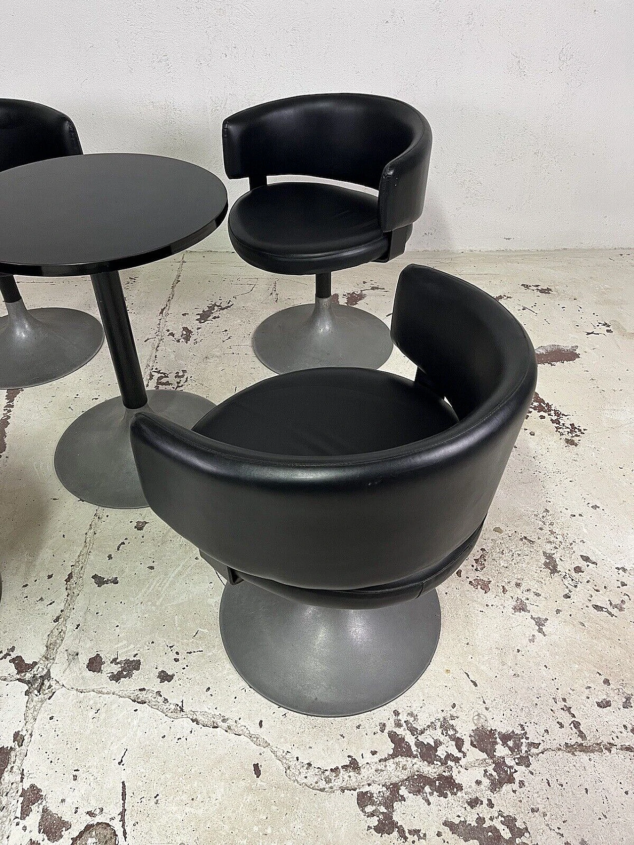 4 Space Age armchairs and side table in vinyl and metal, 1960s 5