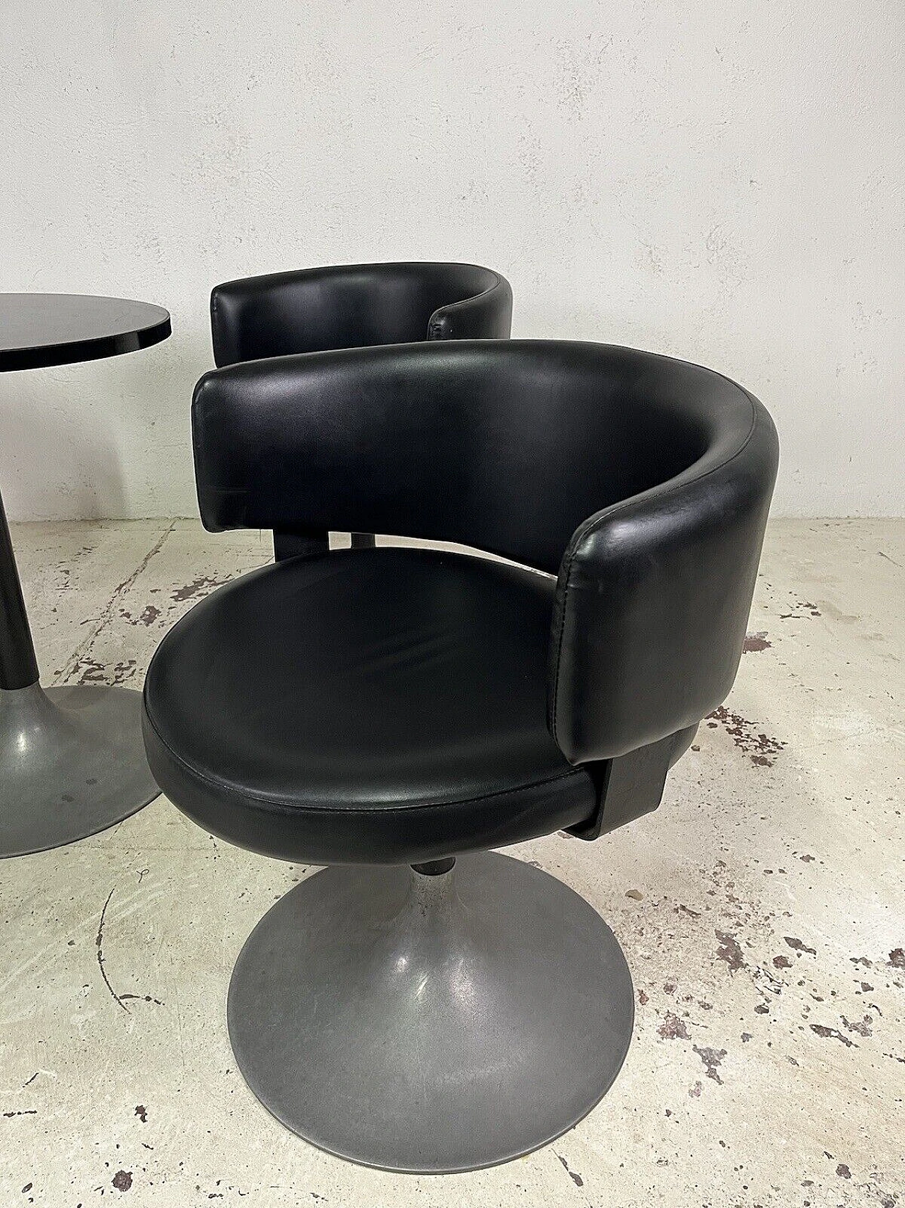 4 Space Age armchairs and side table in vinyl and metal, 1960s 9