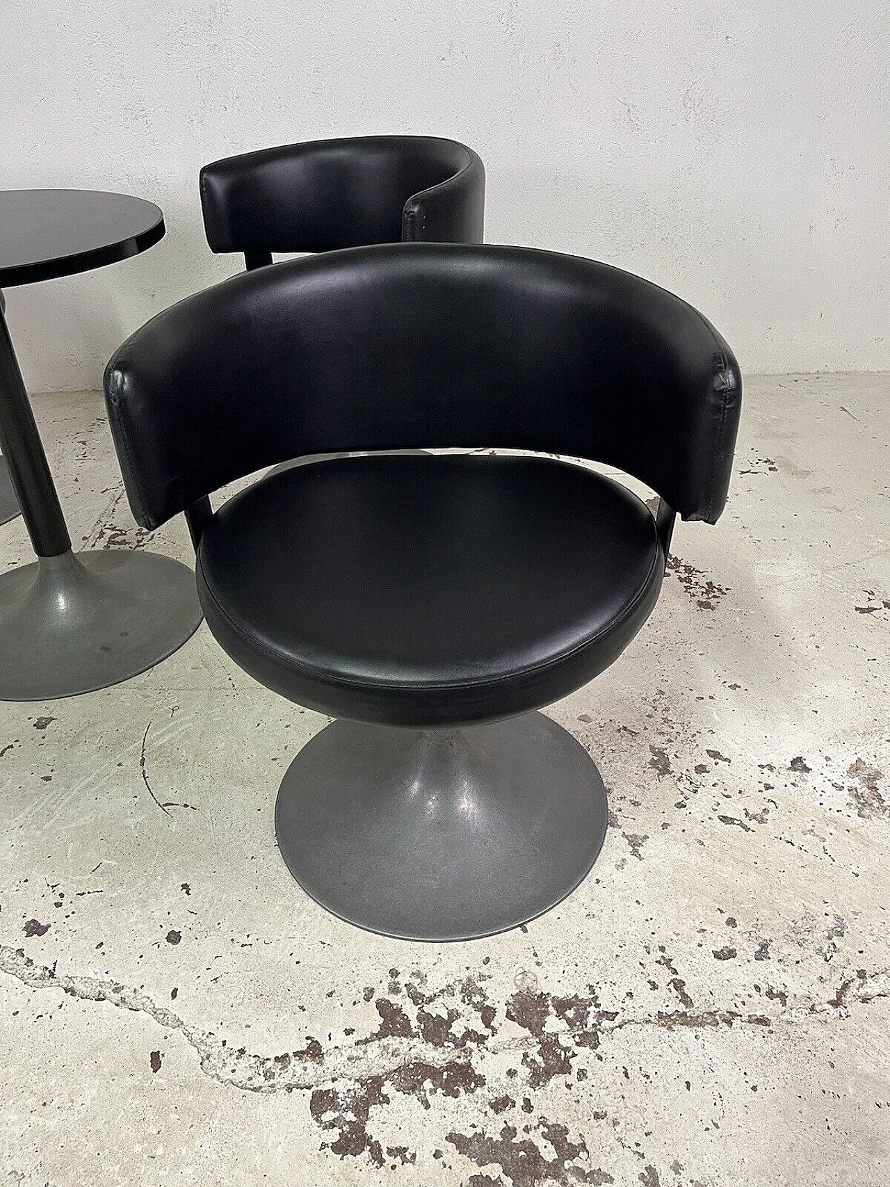 4 Space Age armchairs and side table in vinyl and metal, 1960s 11