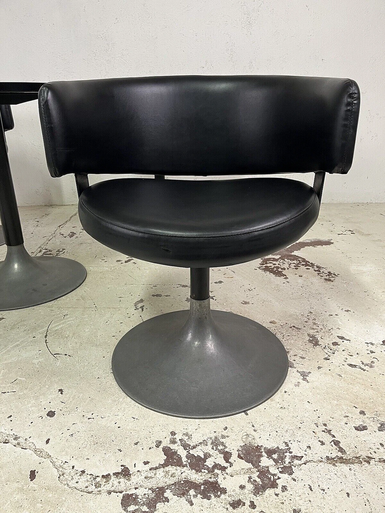 4 Space Age armchairs and side table in vinyl and metal, 1960s 13