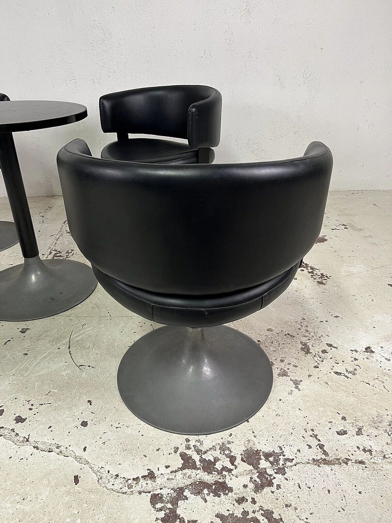 4 Space Age armchairs and side table in vinyl and metal, 1960s 14