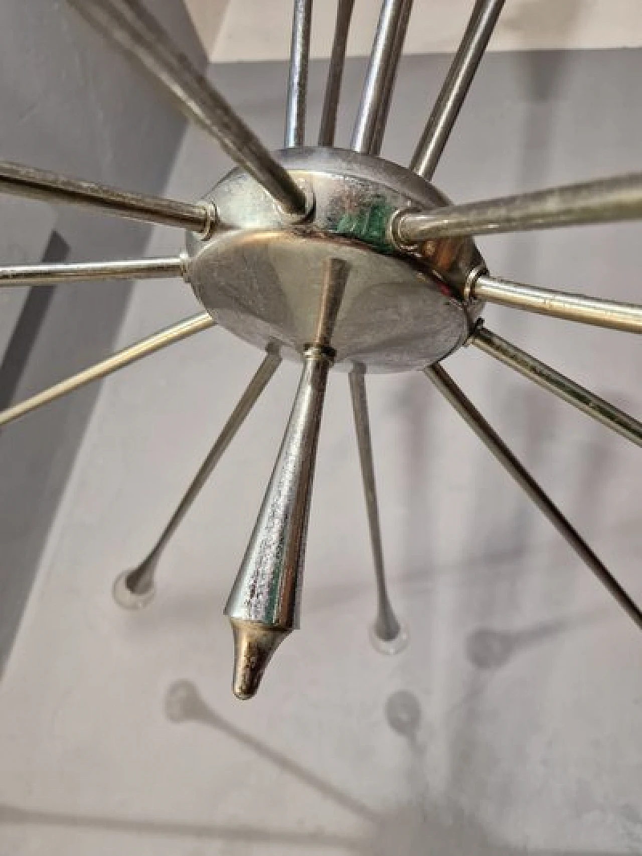 Lampadario Sputnik in ottone di Oscar Torlasco, anni '60 7