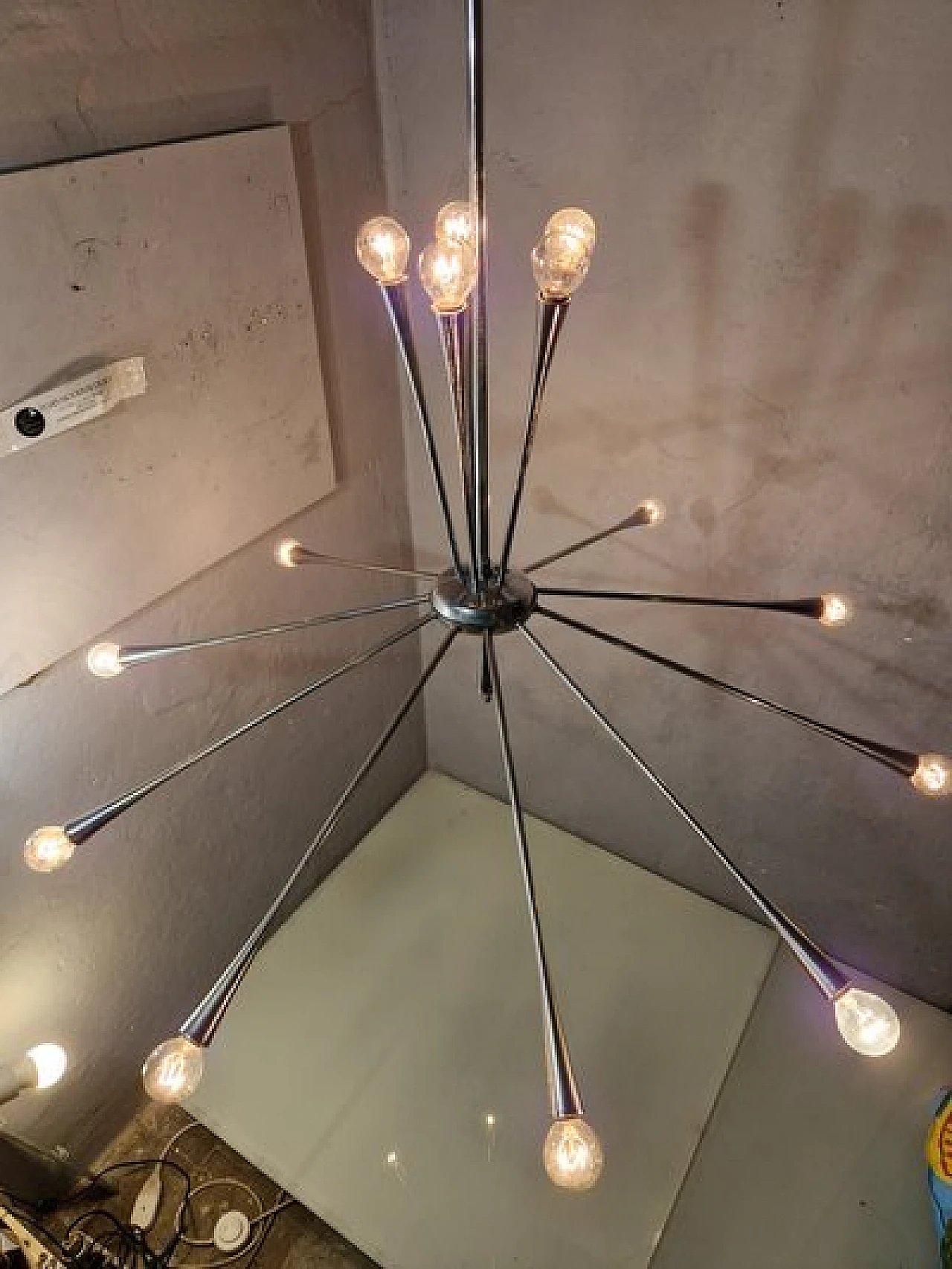 Lampadario Sputnik in ottone di Oscar Torlasco, anni '60 4