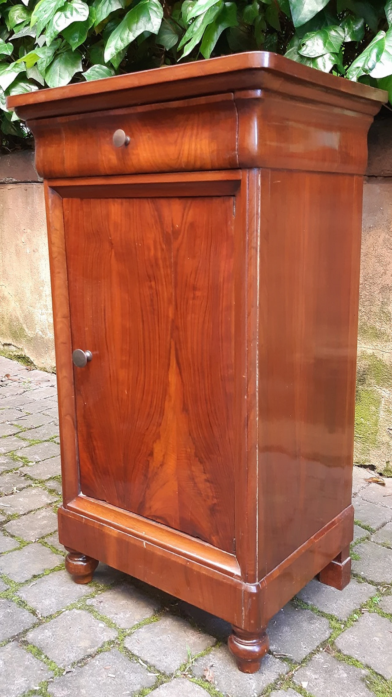 Pair of Louis Philippe Capuchin walnut bedside tables, 19th century 3