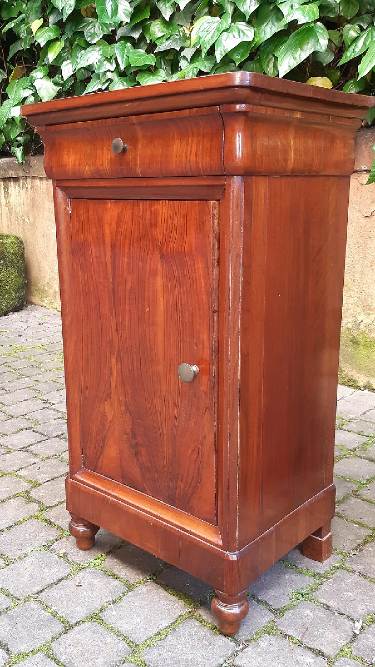 Pair of Louis Philippe Capuchin walnut bedside tables, 19th century 4