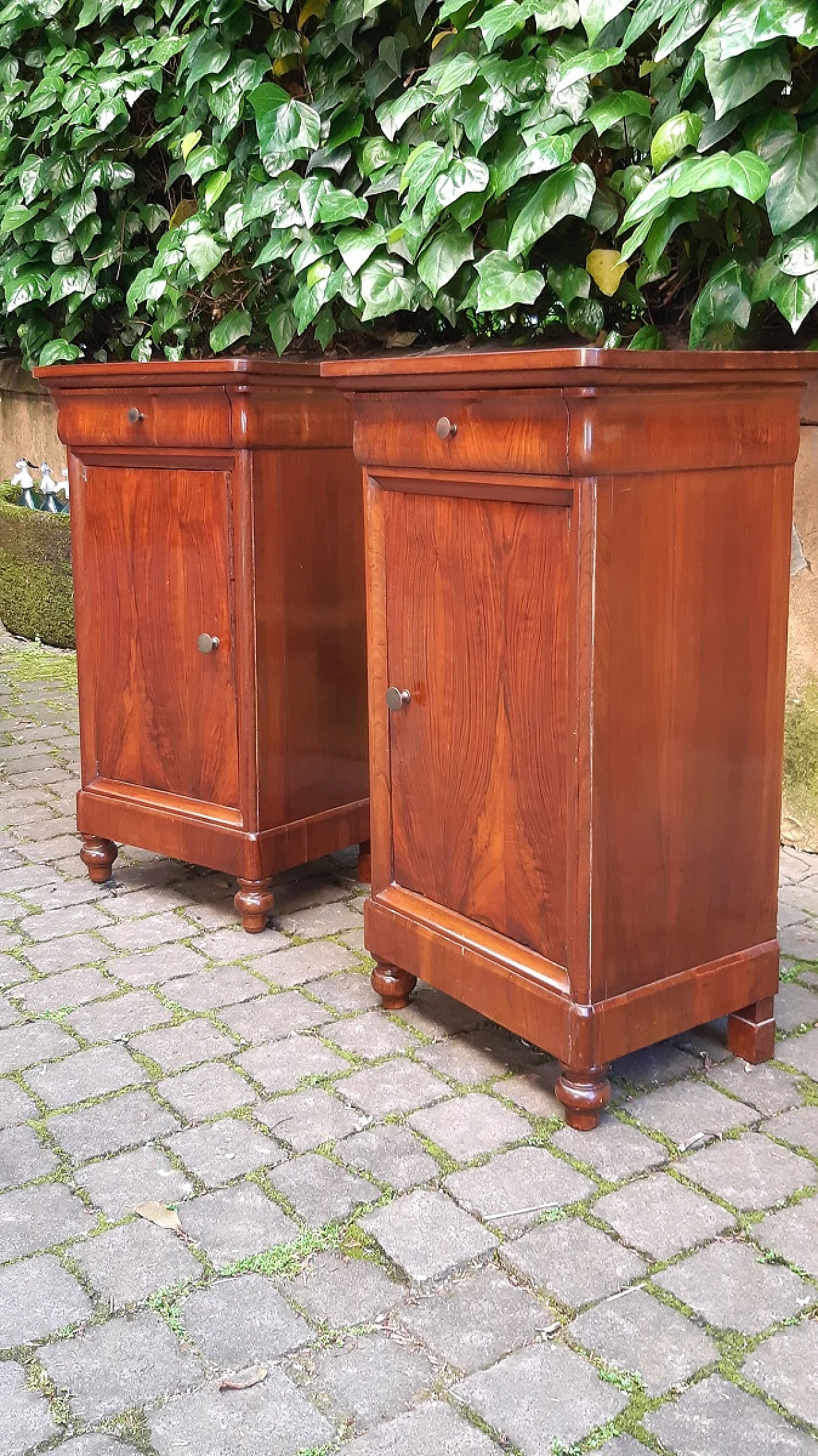 Pair of Louis Philippe Capuchin walnut bedside tables, 19th century 8