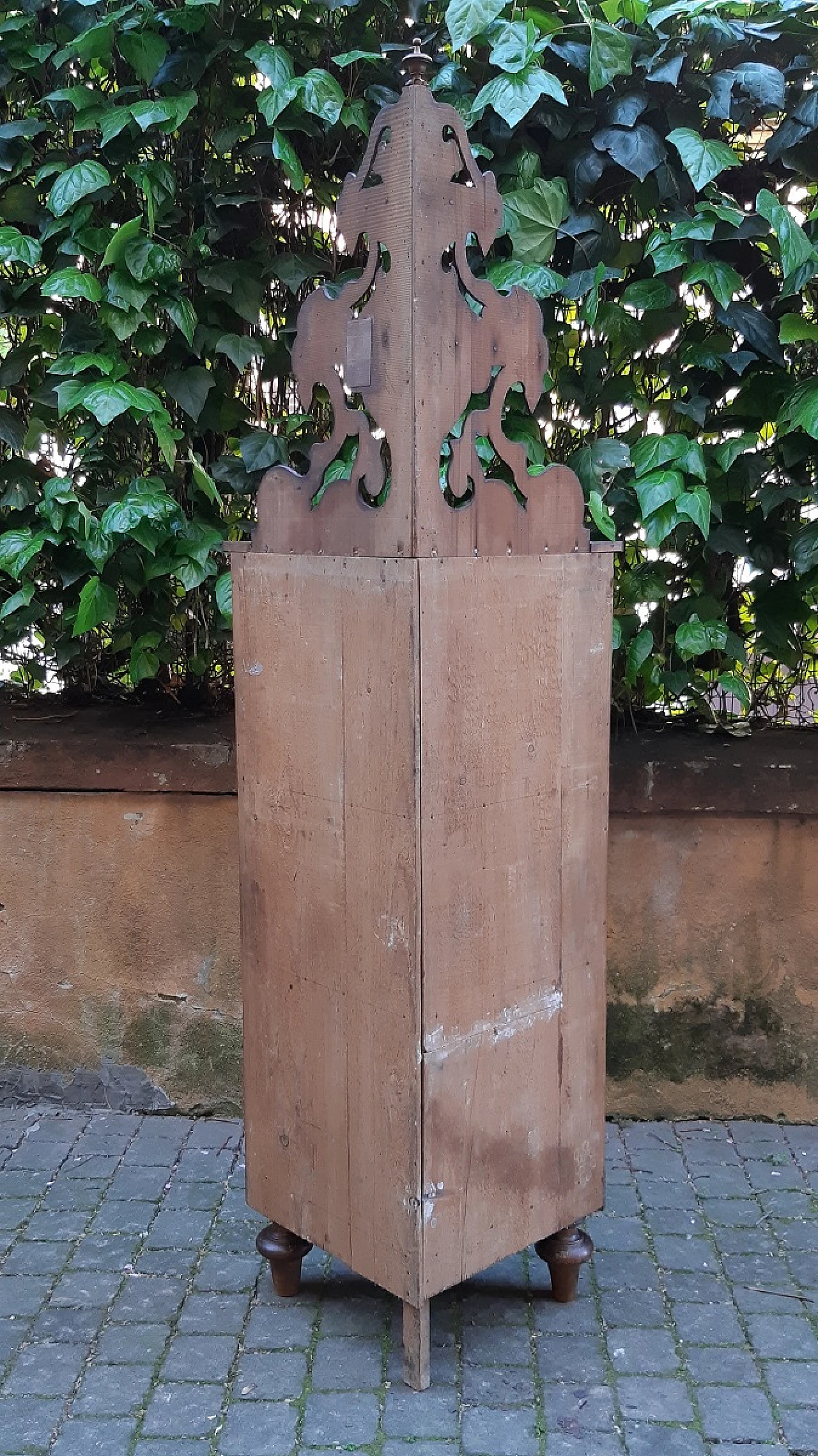 Emilian rounded walnut and cherry wood corner cabinet, 19th century 3