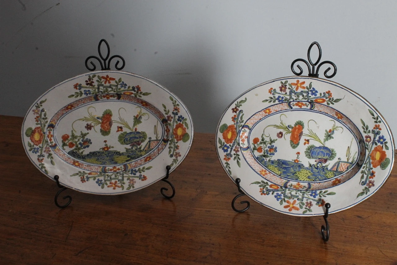 Pair of Ferniani Faenza ceramic trays, 18th century 1