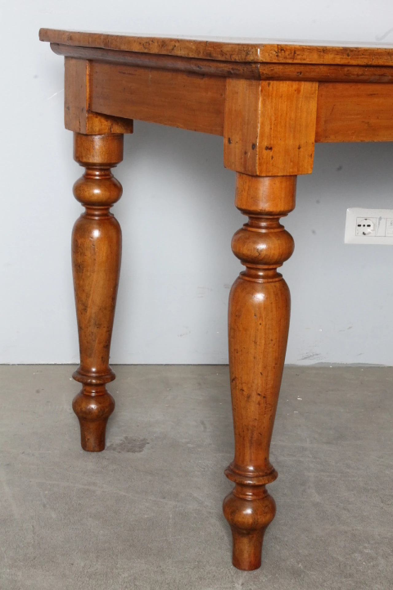 Emilian poplar writing desk with turned legs, 19th century 5