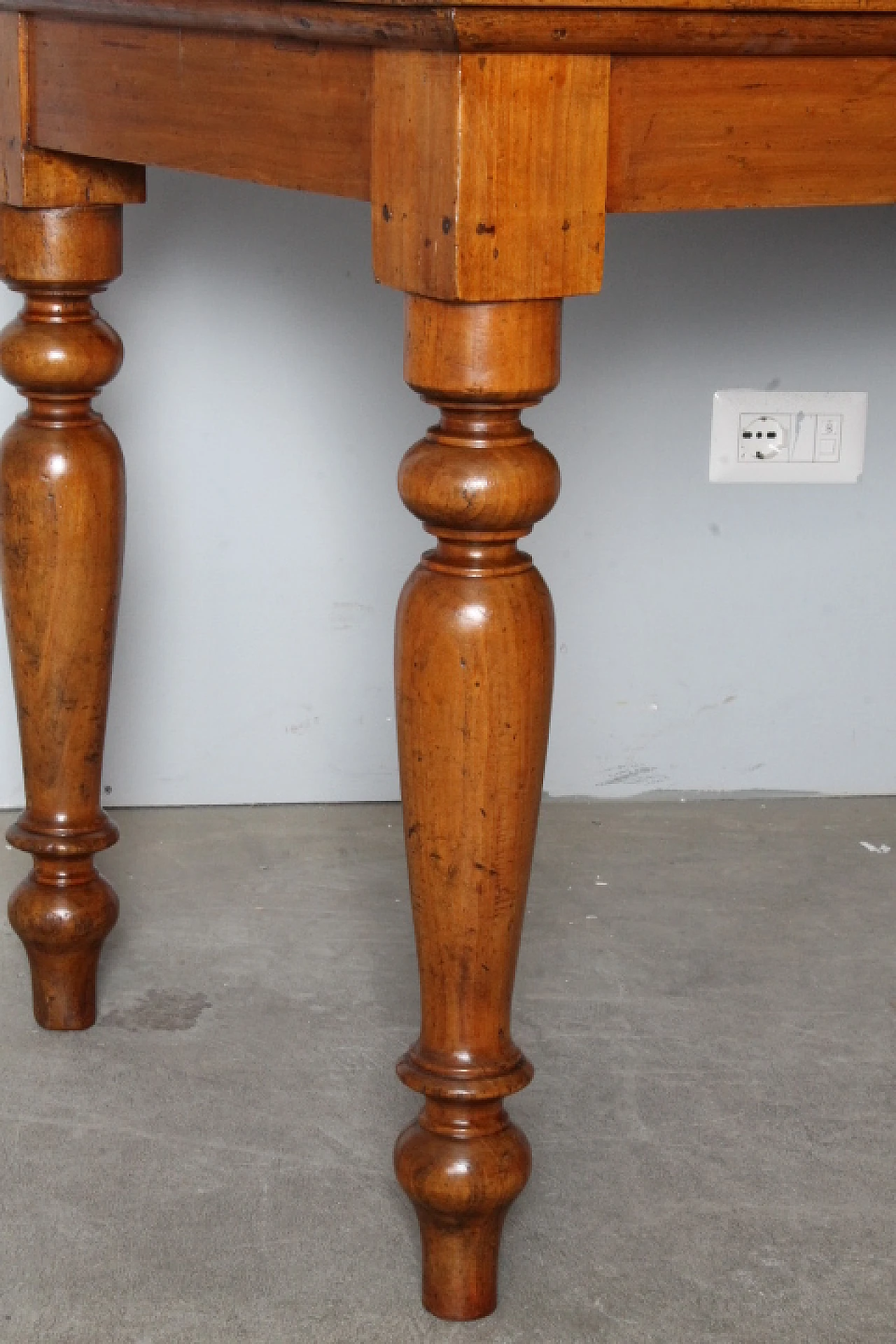 Emilian poplar writing desk with turned legs, 19th century 6